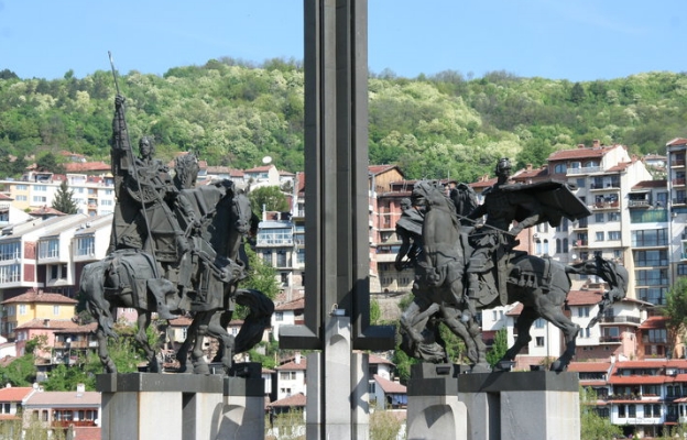 Паметникът "Конниците" във Велико Търново