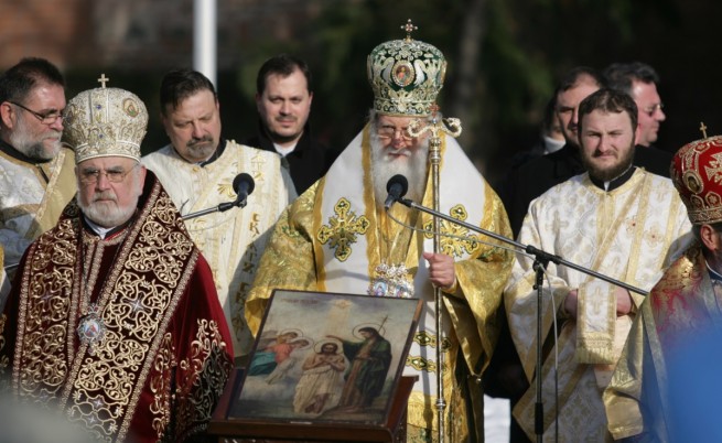 Патриарх Неофит освещава знамената-светини