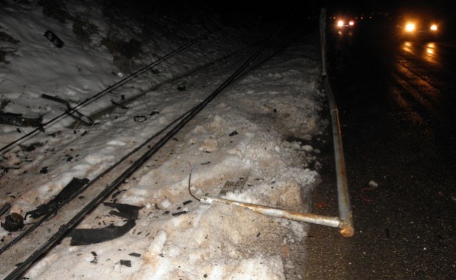 Лек автомобил БМВ с регистрация от Монтана се заби тази нощ и събори стълб на уличното осветление в Благоевград, водачът избяга.