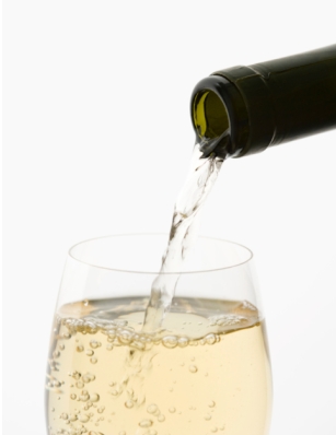 Бялото вино в комбинация с мед и лук върши чудеса при наличие на кашлица и възпалено гърло