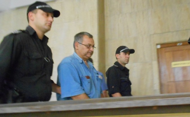 Любомир Симеонов на път към съдебната зала в Бургаския окръжен съд