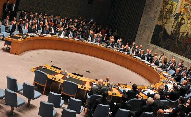 Съветът за сигурност на ООН единодушно гласува снощи резолюция за обезопасяването и унищожаването на арсенала от химически оръжия на сирийския режим на Башар ал Асад