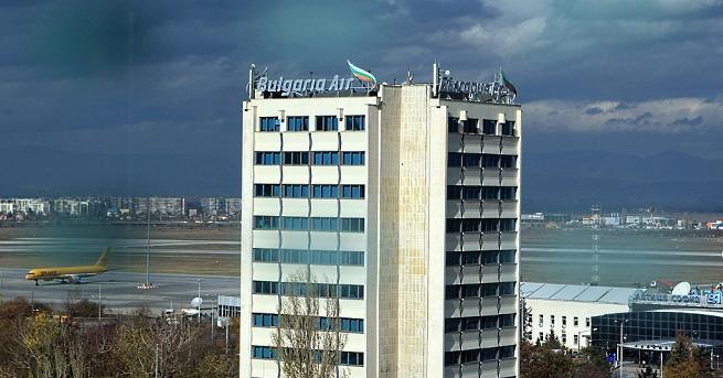 Повече от два часа самолет на "България Ер" кръжи над
