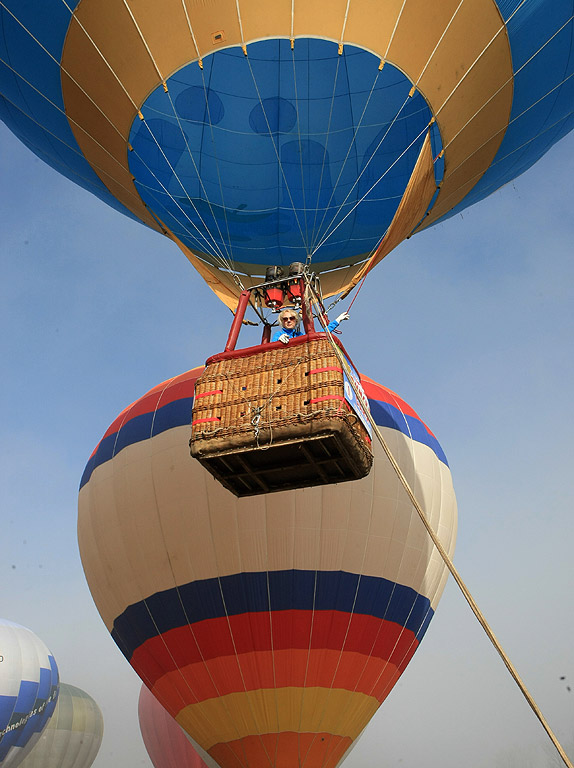 От 16 до 23 януари 2014 г. 19 екипажа на топловъздушни балони и мотопарапланери от България, Украйна, Русия, Молдова, Латвия, Полша и Румъния ще извършат
демонстрационни полети и привързани издигания в района на Баня, Разлог и Банско.  Общата зона за излитане е определена в местността „Гладно поле”-
на 2 км на север-северозапад от гр. Банско, от западната страна на пътя Разлог–Банско.