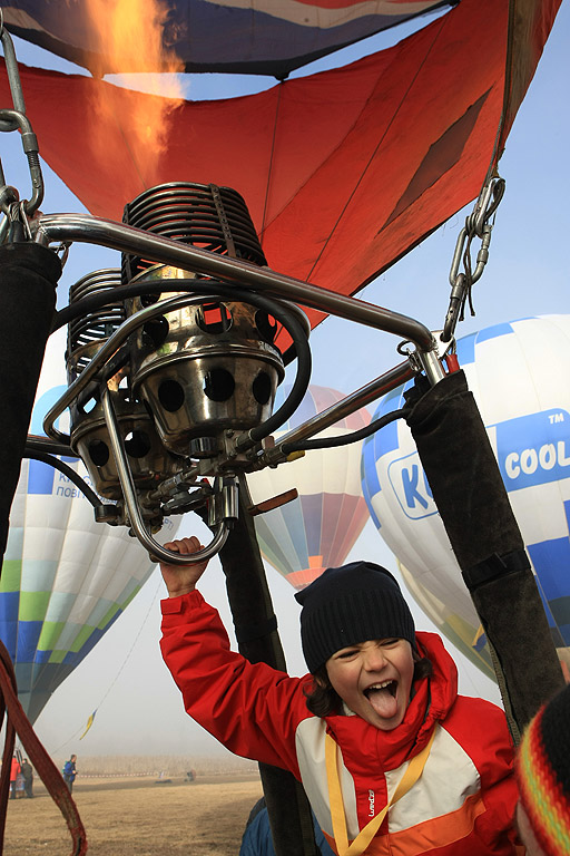 От 16 до 23 януари 2014 г. 19 екипажа на топловъздушни балони и мотопарапланери от България, Украйна, Русия, Молдова, Латвия, Полша и Румъния ще извършат
демонстрационни полети и привързани издигания в района на Баня, Разлог и Банско.  Общата зона за излитане е определена в местността „Гладно поле”-
на 2 км на север-северозапад от гр. Банско, от западната страна на пътя Разлог–Банско.