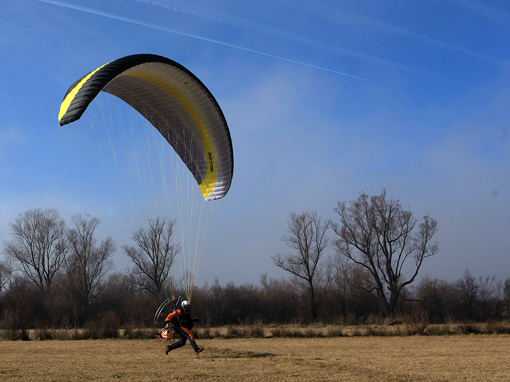 От 16 до 23 януари 2014 г. 19 екипажа на топловъздушни балони и мотопарапланери от България, Украйна, Русия, Молдова, Латвия, Полша и Румъния ще извършат
демонстрационни полети и привързани издигания в района на Баня, Разлог и Банско.  Общата зона за излитане е определена в местността „Гладно поле”-
на 2 км на север-северозапад от гр. Банско, от западната страна на пътя Разлог–Банско.