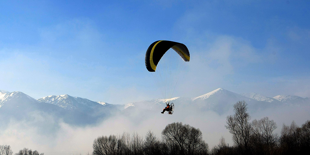 От 16 до 23 януари 2014 г. 19 екипажа на топловъздушни балони и мотопарапланери от България, Украйна, Русия, Молдова, Латвия, Полша и Румъния ще извършат
демонстрационни полети и привързани издигания в района на Баня, Разлог и Банско.  Общата зона за излитане е определена в местността „Гладно поле”-
на 2 км на север-северозапад от гр. Банско, от западната страна на пътя Разлог–Банско.