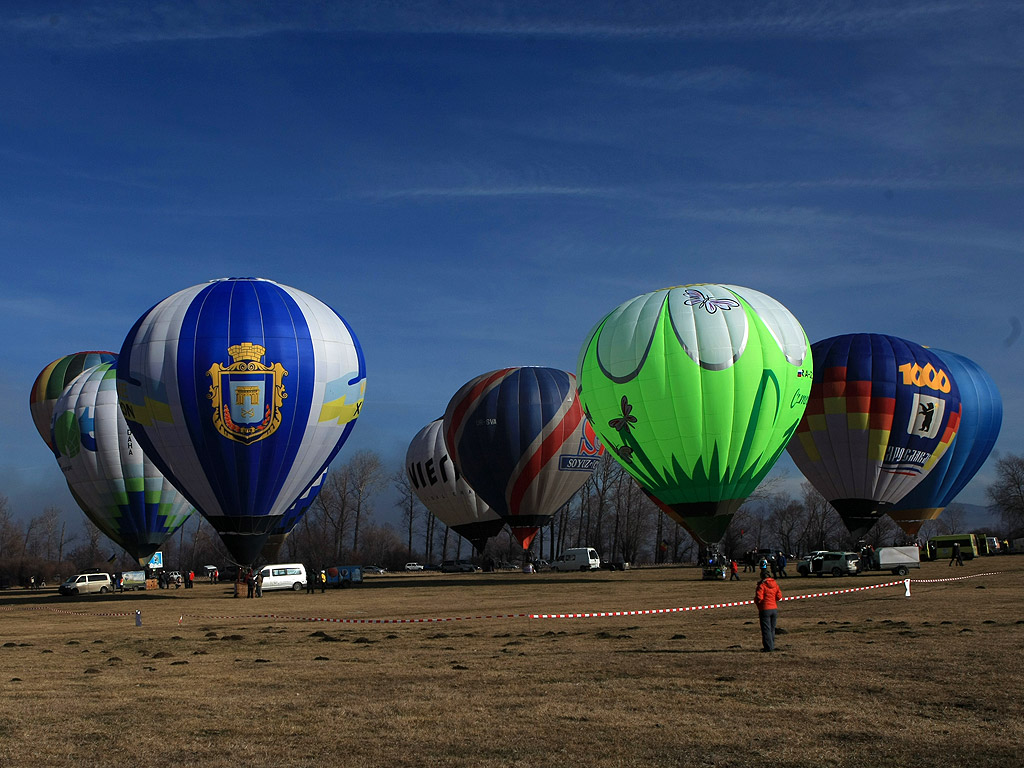 От 16 до 23 януари 2014 г. 19 екипажа на топловъздушни балони и мотопарапланери от България, Украйна, Русия, Молдова, Латвия, Полша и Румъния ще извършат
демонстрационни полети и привързани издигания в района на Баня, Разлог и Банско.  Общата зона за излитане е определена в местността „Гладно поле”-
на 2 км на север-северозапад от гр. Банско, от западната страна на пътя Разлог–Банско.