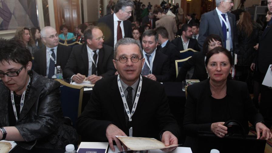 В Шератон се проведе 8-а годишна среща на бизнеса с правителството: "Как България да тръгне в правилната посока". На снимката: Йордан Цонев, Даниела Бобева