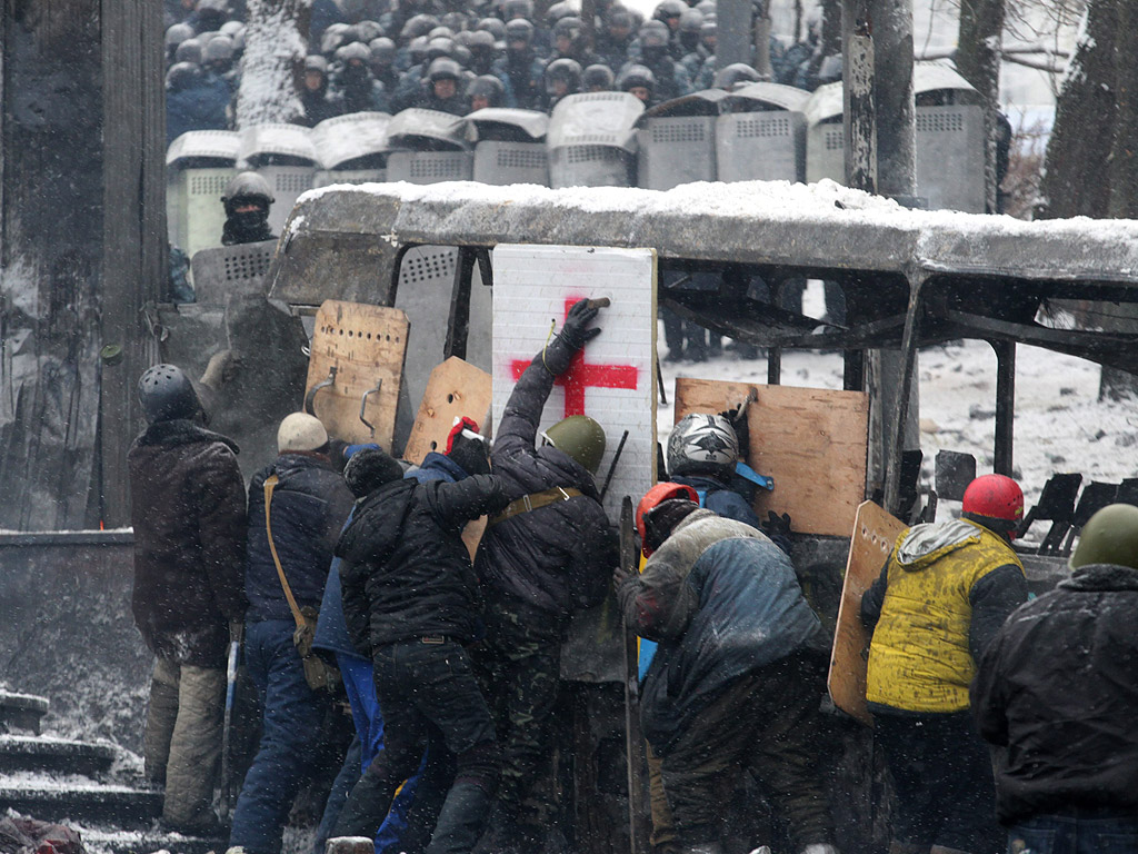 Вече има потвърдени жертви на сблъсъците между милицията и протестиращите в Киев