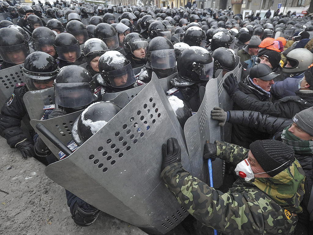 Вече има потвърдени жертви на сблъсъците между милицията и протестиращите в Киев