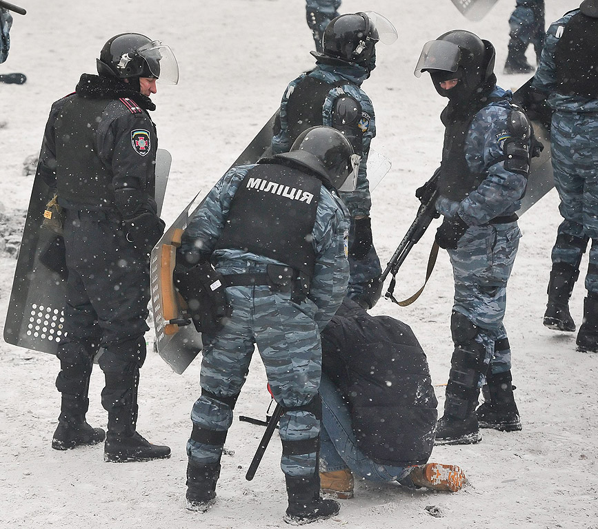 Вече има потвърдени жертви на сблъсъците между милицията и протестиращите в Киев