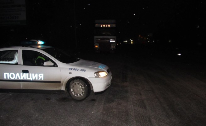 Маскирани ограбиха със стрелба търговци край Хасково