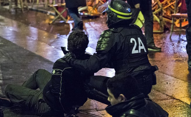 19 ранени полицаи и 250 арестувани демонстранти след протест в Париж