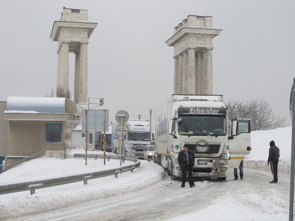 Аварирал румънски ТИР блокира за пет часа движението в района на Дунав мост край Русе