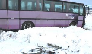 Автобус с 30 пътници блъсна колоездач, няма други ранени