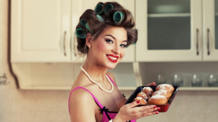 жена домакинство секси ролки коса кухня кекс