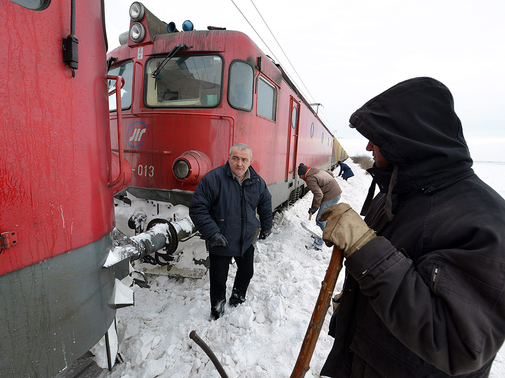 Силно затруднено е движението във Войводина, където на много места пътищата са непроходими, а в някои части е обявено извънредно положение. Забранено е движението на автомобили по магистралата Суботица-Нови Сад в двете посоки. Участъкът на магистралата от Нови Сад до Белград е проходим. Граничният пункт Хоргош на сръбско-унгарската граница е затворен за движение.