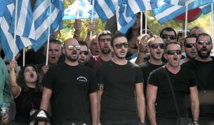 Привърженици на "Златна зора". Партията остава трета по популярност в Гърция