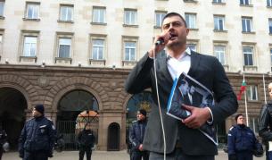 Николай Бареков на един от организираните от него протести пред Президентството