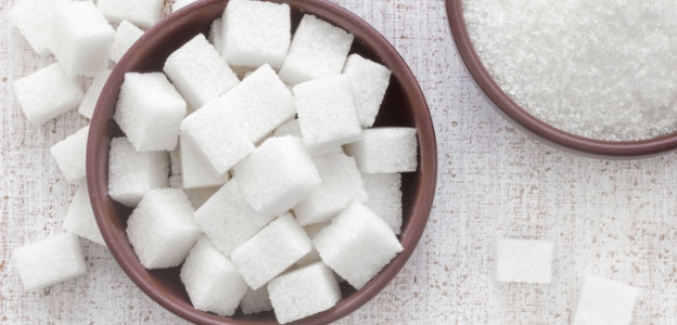 <p><strong>Рафинирана бяла захар </strong></p>

<p>Бялата захар не би трябвало да се смята за храна, а за чисто химическо вещество, което се извлича от растителни източници, като захарна тръстика или захарно цвекло. В процеса на извличане се премахват всички протеинови влакна и около 90% от хранителните вещества. При производството на рафинираната бяла захар се създават алкални реакции, които премахват почти всички витамини. След това се добавя и въглероден диоксид и се извършва допълнителна обработка с калциев сулфат и сярна киселина за избелване, откъдето идва и цвета на продукта захар. Рафинираната бяла захар няма протеини, витамини, минерали, ензими, микроелементи, фибри, мазнини, нищо което може да се свърже с човешката храна. Тази захар носи само енергия и нищо повече.</p>