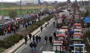 Гръцки фермери готвят пътна блокада със стотици трактори