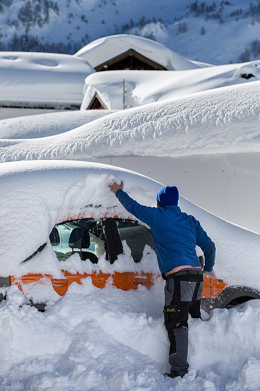 Нивото на снежната покривка е 2,38 метра...това чуват жителите и гостите на Малоя, Швейцария  от метеоролозите в днешния ден. Повече снеговалеж се прогнозират за следващите дни.