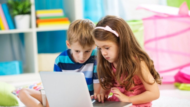 деца дете компютър интернет лаптоп онлайн