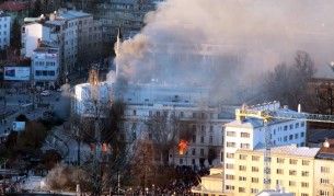 Горящата сграда на кантоналното правителство