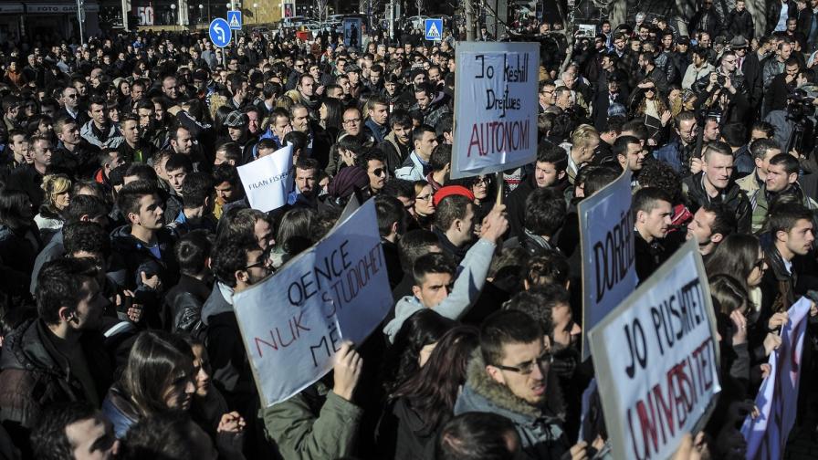 Ректорът на университета в Прищина подаде оставка след протести