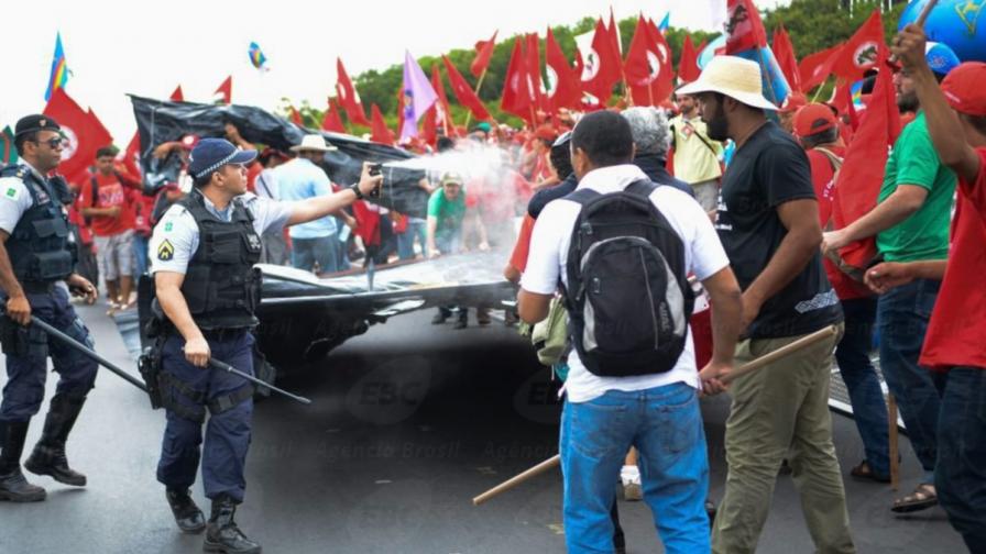 Сълзотворен газ срещу протестиращи безимотни селяни в Бразилия