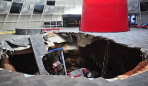 8 автомобила от музейна сбирка пропаднаха вдън земя