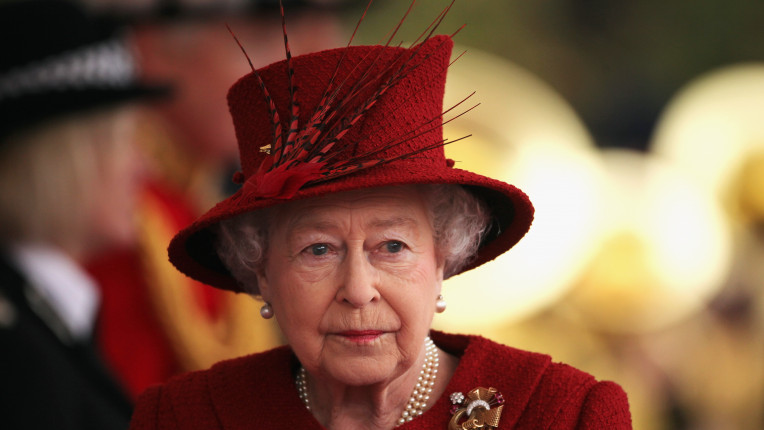 бижута кралица Елизабет II брошки корона шапки