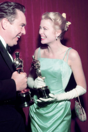 Роклите на церемониите "Оскар" през годините - Грейс Кели с тоалет на Edith Head