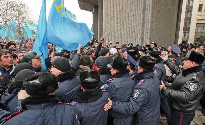Проукраински протестиращи нахлуха в парламента на Крим