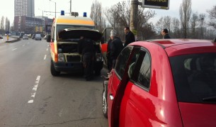 Линейка с пациент катастрофира в София