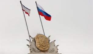 Флаговете на Крим и на Русия се развяват върху сградата на автономното правителство на Крим в Симферопол, Украйна
