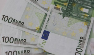 Гръцките депутати трябва да върнат януарските си заплати