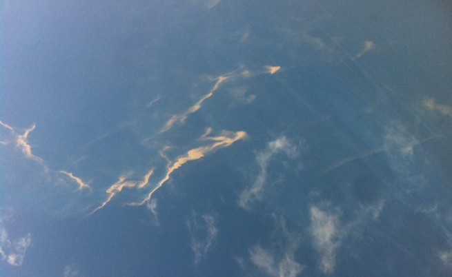 Въздушна снимка на следи в океана около Виетнам, за които се предполагаше, че са от маслото на изчезналия самолет