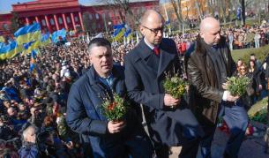 Олех Тяхнибок, Арсений Яценюк и Олександър Турчинов поднасят цветя на паметника на Тарас Шевченко