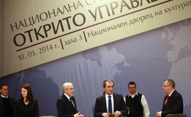Премиерът Пламен Орешарски и лидерите на партиите, подкрепящи кабинета  на БСП Сергей Станишев и на ДПС Лютви Местан, в началото на националната среща с медиите