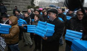 Граждани внесоха в НС подписка в подкрепа на провеждане на референдум за изборните правила