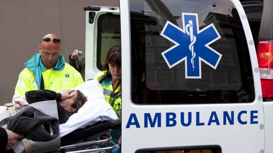 Десетки ранени при сблъсък на три трамвая в Ротердам