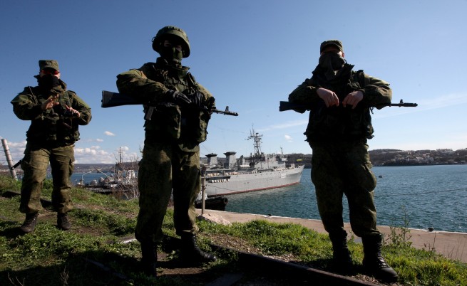 Проруски активисти превзеха щаба на украинските ВМС в Севастопол