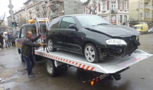 Лек автомобил блъсна четирима на тротоар в София