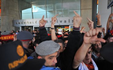Екшън при посрещането на националите в Ереван