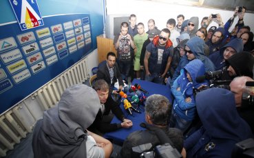 Фенове нападнаха Ивайло Петев при представянето му за треньор на Левски