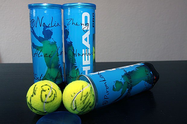 Кутии с топки подписани от всичките 8 топтенисистки от софийския1