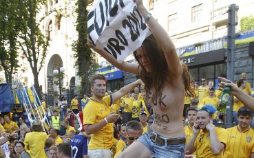 Активистки от Femen протестираха във фен зоната в Киев