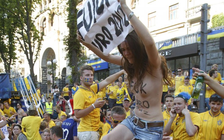 Активистки от Femen протестираха във фен зоната в Киев